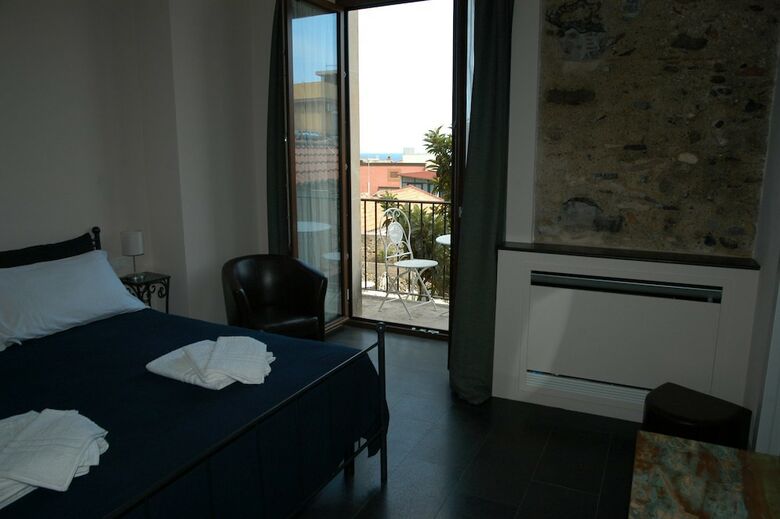 Castello D'alcontres B&B