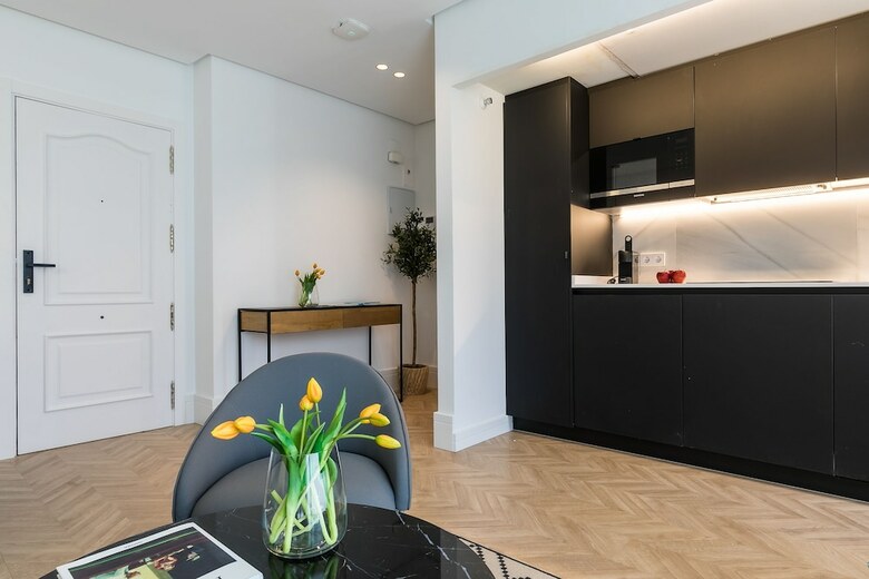 Feelathome Waldorf Suites Apartments