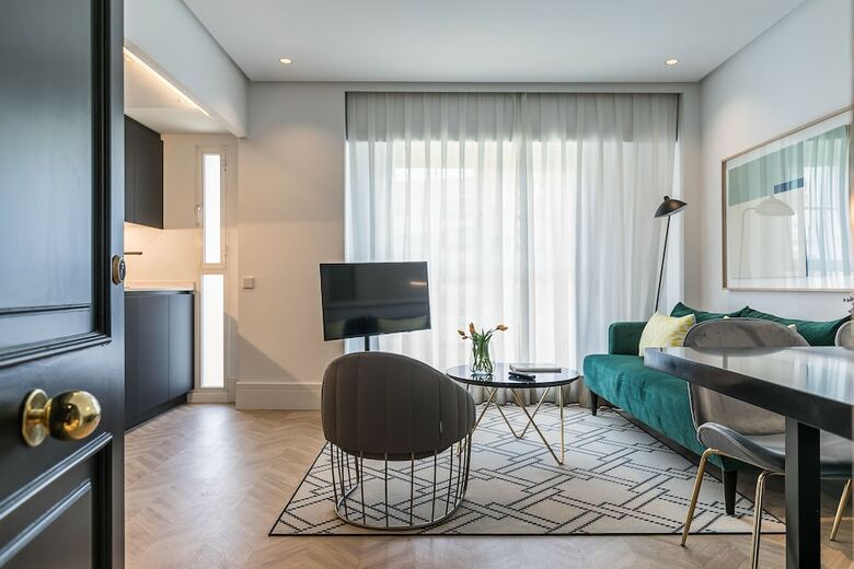 Feelathome Waldorf Suites Apartments