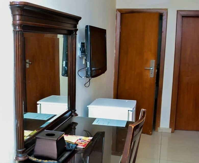 Hotel The Emperor Place Annex