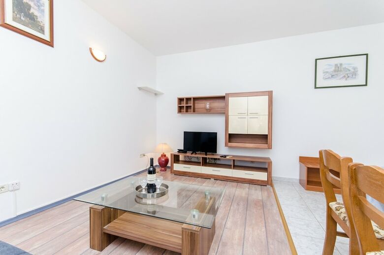 Apartments And Rooms Iva