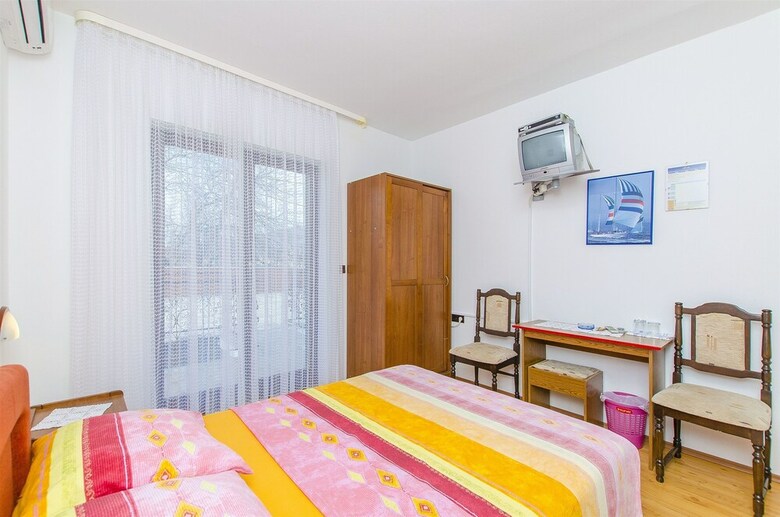 Apartments And Rooms Iva