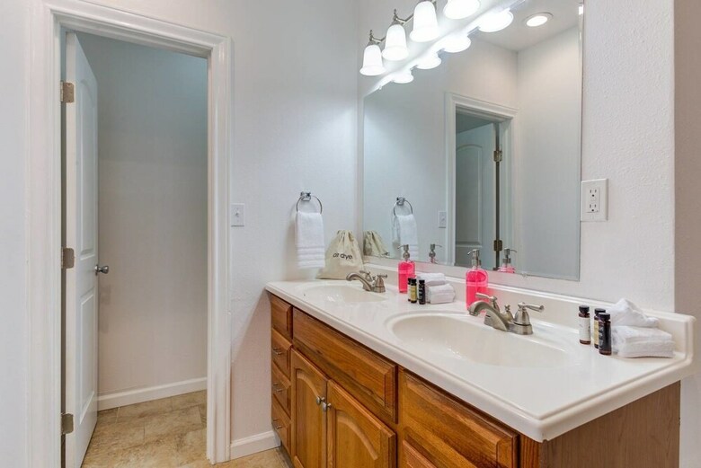 Stylish 3br/2ba Duplex Austin Home W/ Balcony