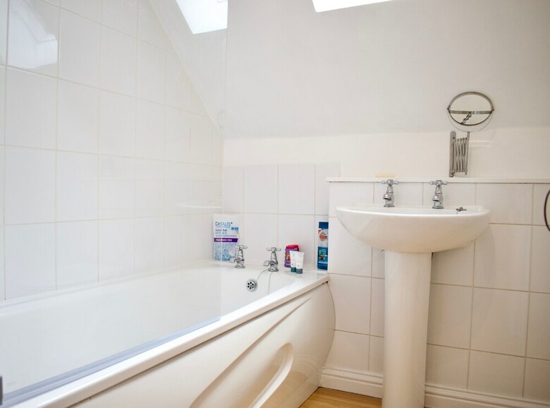 Modern And Charming 2 Bedroom Old Town Apartment