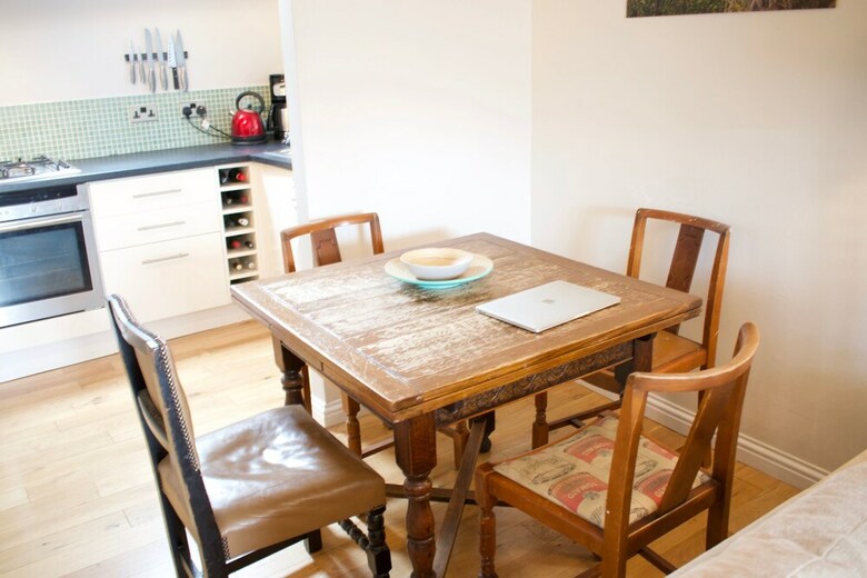 Modern And Charming 2 Bedroom Old Town Apartment