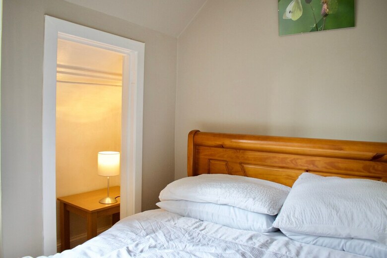 Modern And Charming 2 Bedroom Old Town Apartment