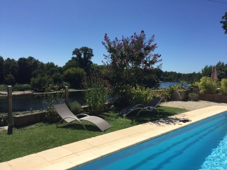 G�te Au Bord De L'eau