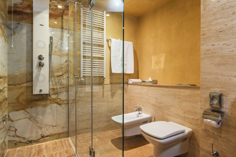 Rosslyn Thracia Hotel