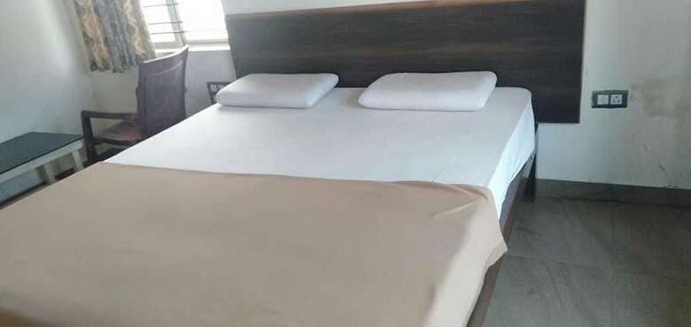 Hotel Iroomz Grand Palace