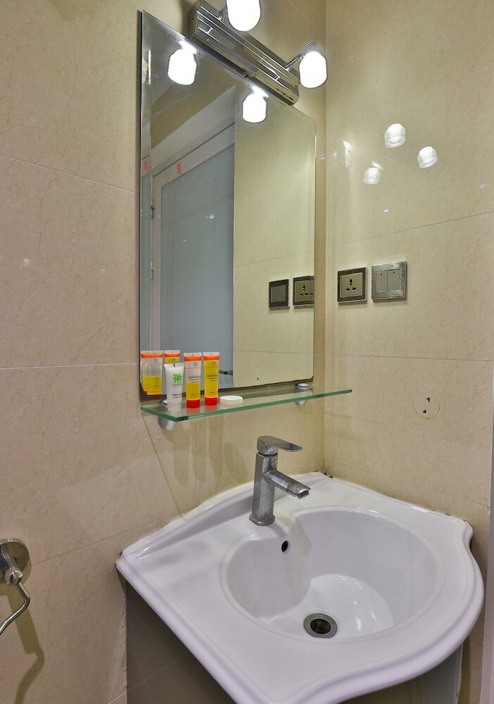 Oyo 240 Roshan Gulf Hotel Suites