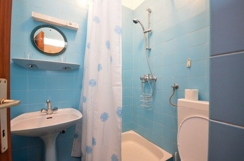 Apartment And Rooms Biserka