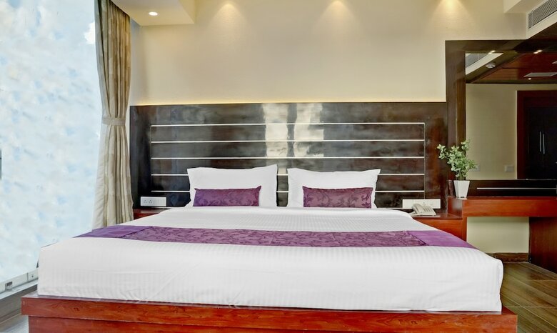 Treebo Tryst The Crystal Hotel