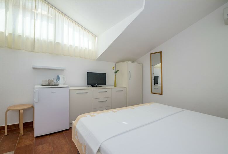 Apartments And Room Maestral