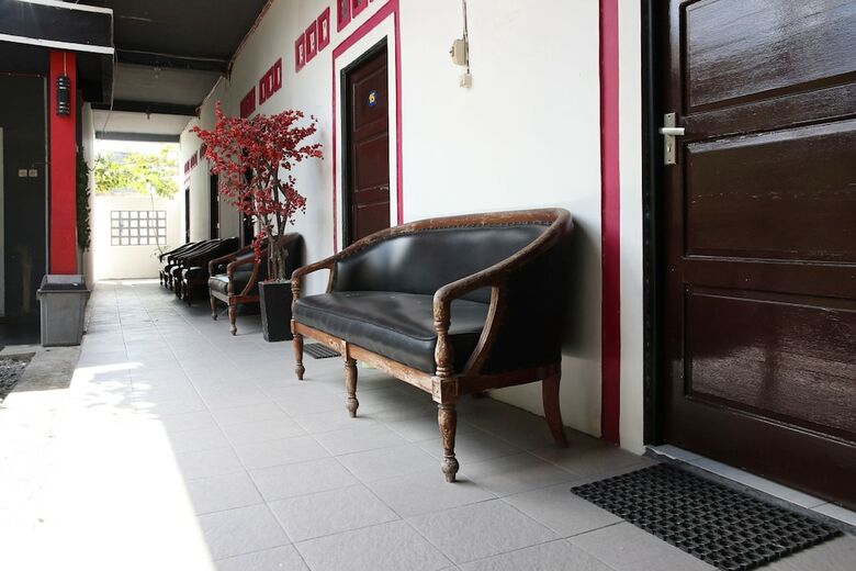 Hostal Oyo 933 Wisma Malawen