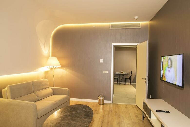 Elm Suite Hotel