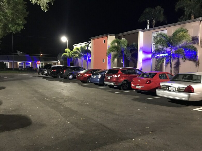 Motel Tropical Inn & Suites