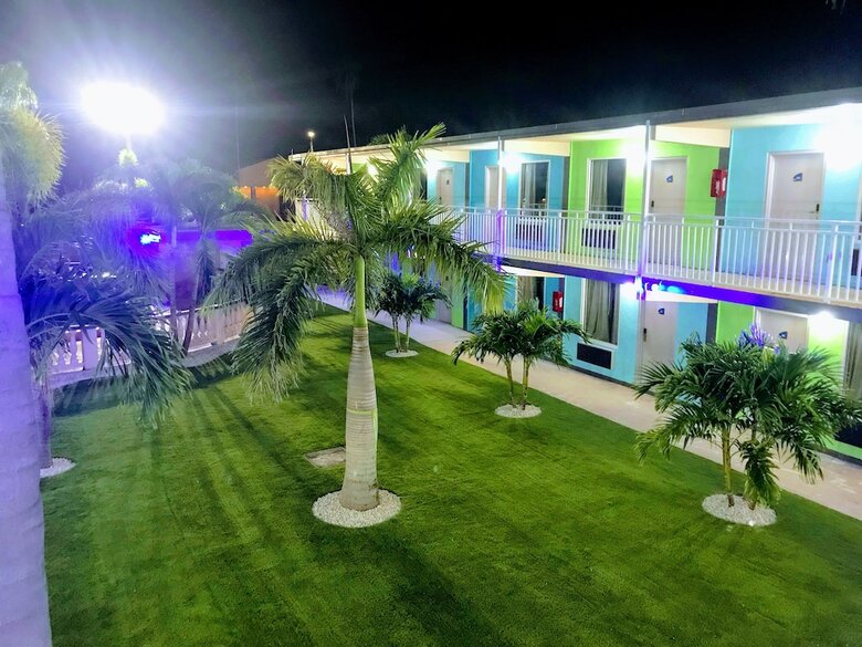 Motel Tropical Inn & Suites