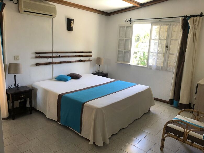 Villa With Heated Pool / Piscine Chauffee