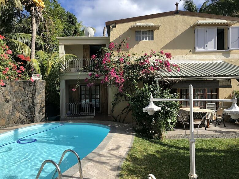 Villa With Heated Pool / Piscine Chauffee