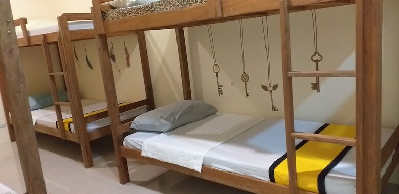 Hostal B Hive Dormitory - Hostel