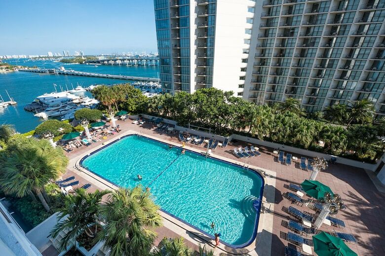 Apartamentos Sea-view Romantic Suite Minutes From The Beach