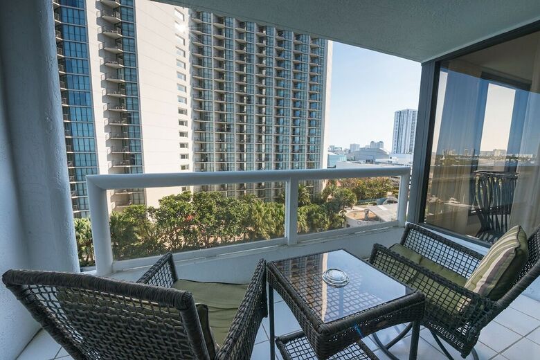 Apartamentos Sea-view Romantic Suite Minutes From The Beach