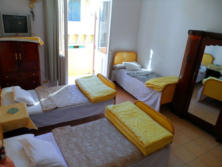 Hostal Triomphe Hostel