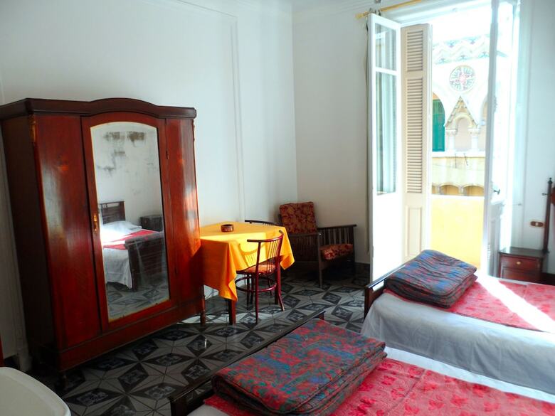 Hostal Triomphe Hostel