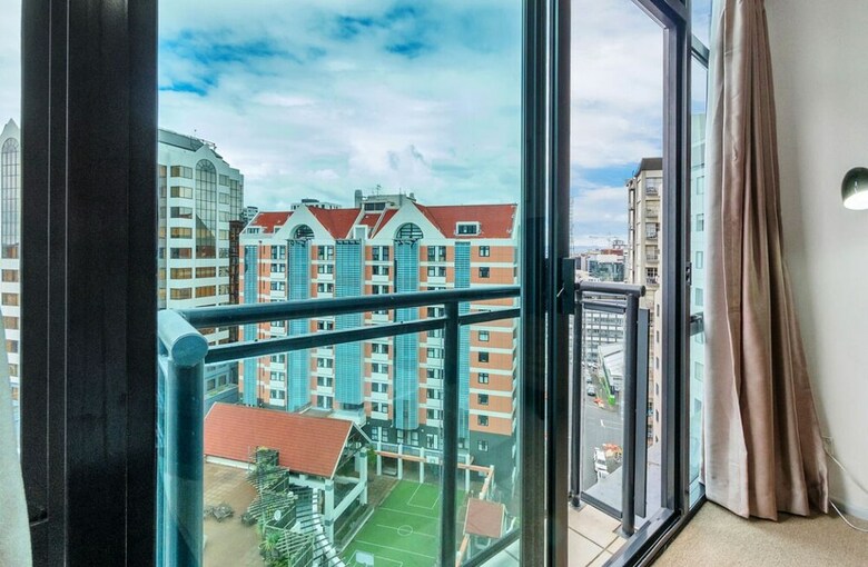 Jht - 1 Brm Apartment, Carpark, Next To University