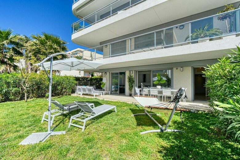 Nice Apartment With Private Garden, Pool & Parking