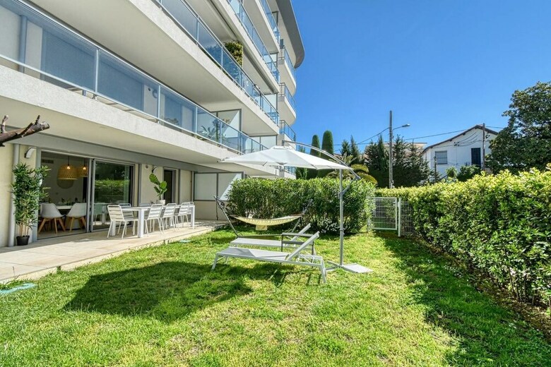Nice Apartment With Private Garden, Pool & Parking