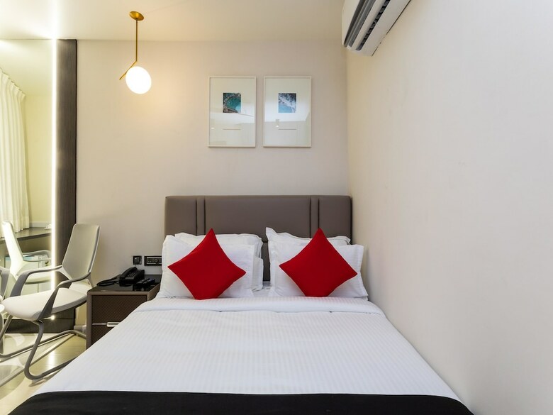 Capital O 29355 Hotel Oasis Blue