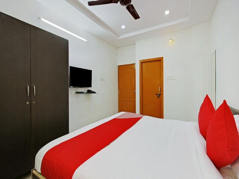 Hotel Oyo 30151 Golden Hive