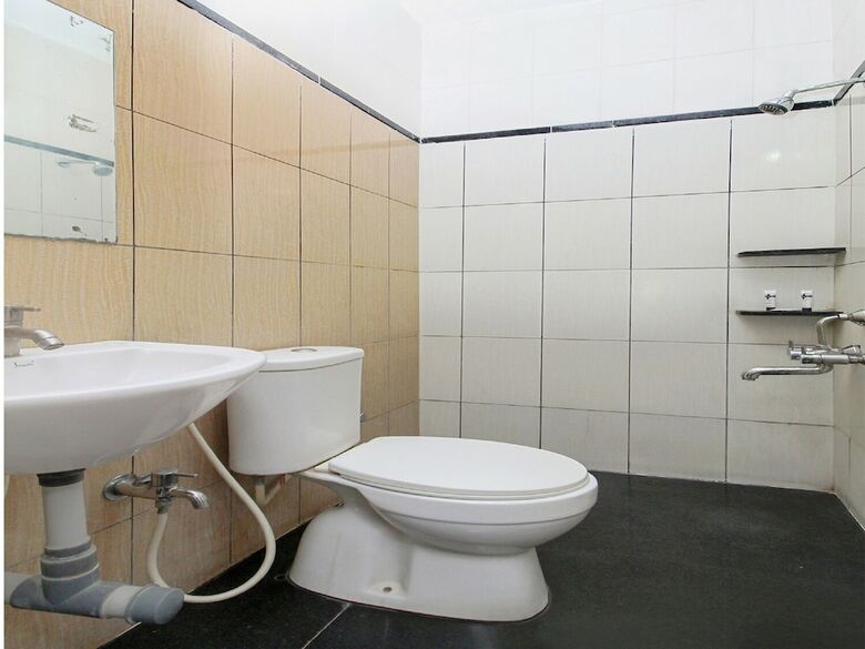 Oyo 30537 Hotel Megharaj