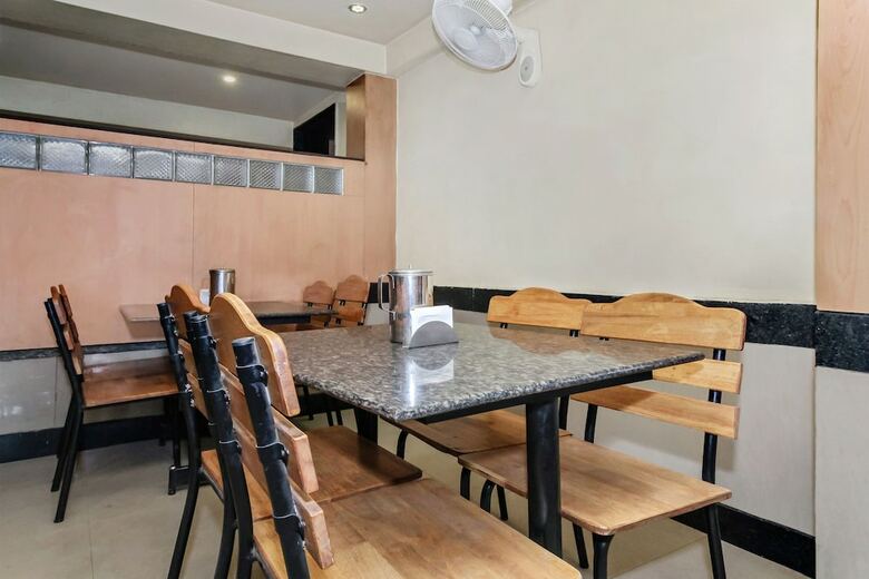 Oyo 30537 Hotel Megharaj