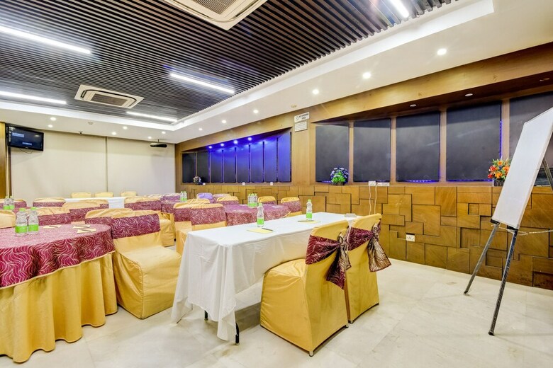Oyo 39725 Hotel Regent Continental