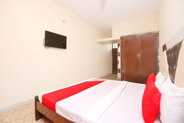 Oyo 39755 Hotel Holiday Resort