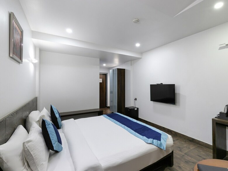 Hotel Palette - Silver Leaf