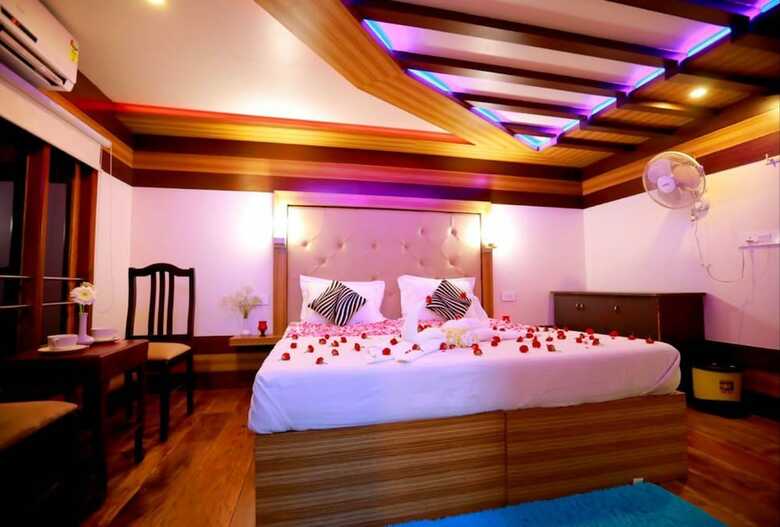 Hotel Indiavacationz Houseboat