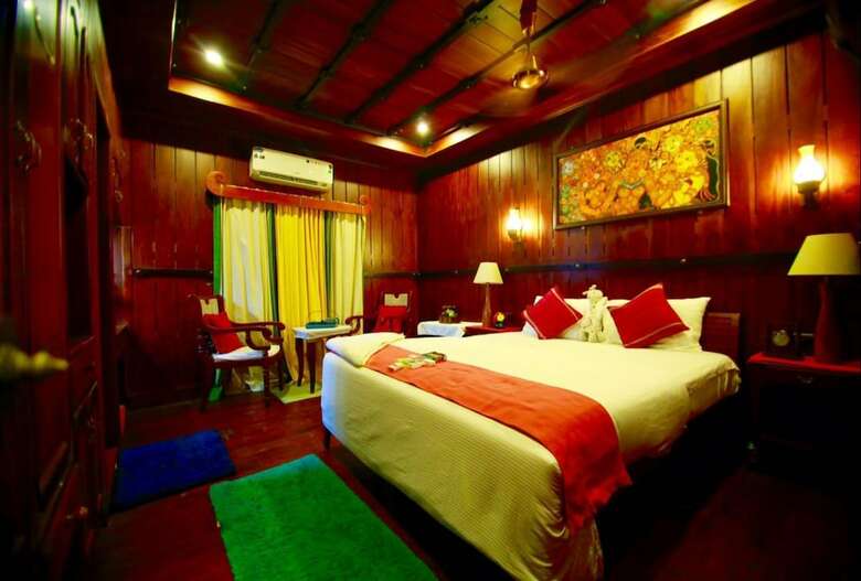 Hotel Indiavacationz Houseboat