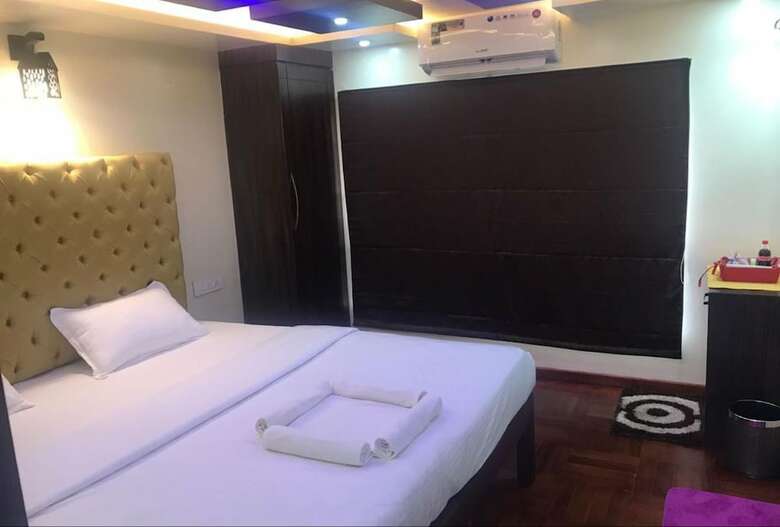 Hotel Indiavacationz Houseboat