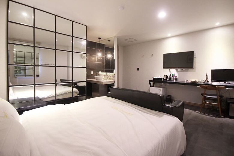 Paradise Hotel