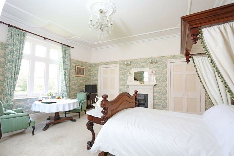Bed & Breakfast Llangattock Park House