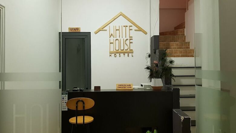 Hostal White House Hostel