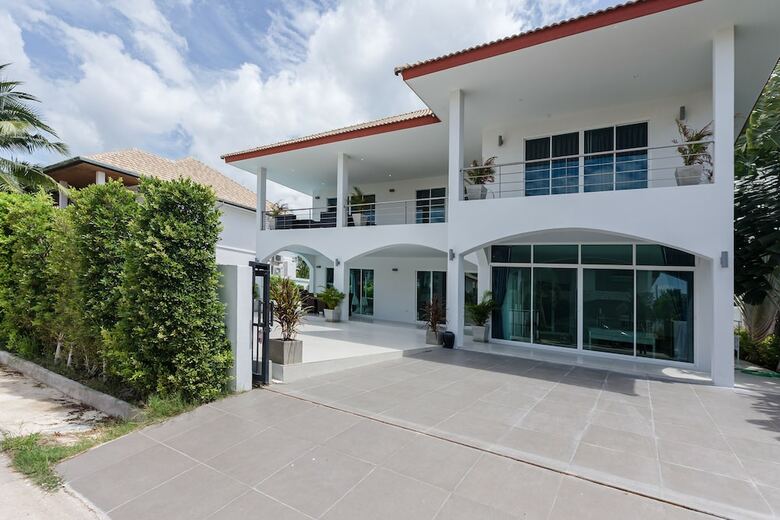 Modern 4 Bedrooms Pool Villa - Vy