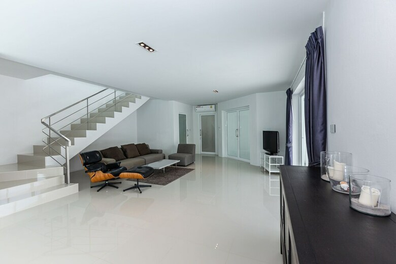 Modern 4 Bedrooms Pool Villa - Vy
