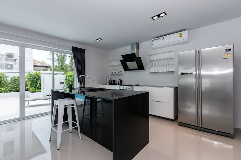 Modern 4 Bedrooms Pool Villa - Vy