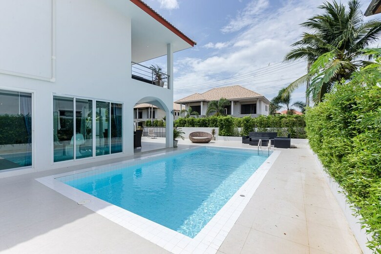 Modern 4 Bedrooms Pool Villa - Vy