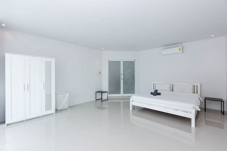 Modern 4 Bedrooms Pool Villa - Vy