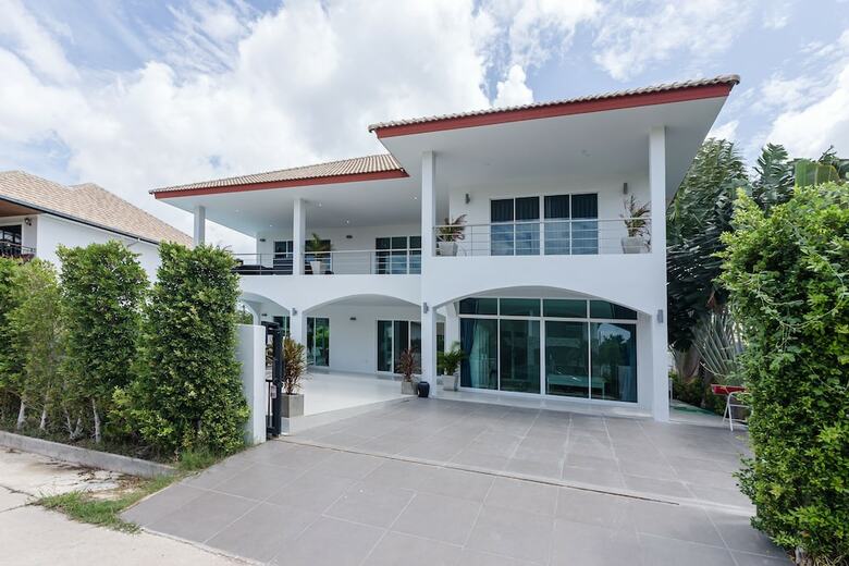 Modern 4 Bedrooms Pool Villa - Vy